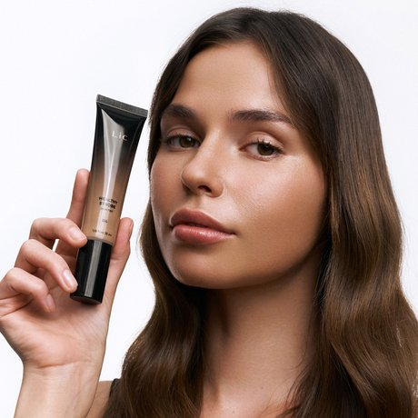 Тональный тинт для кожи с эффектом сияния Healthy Strobe Skin Tint