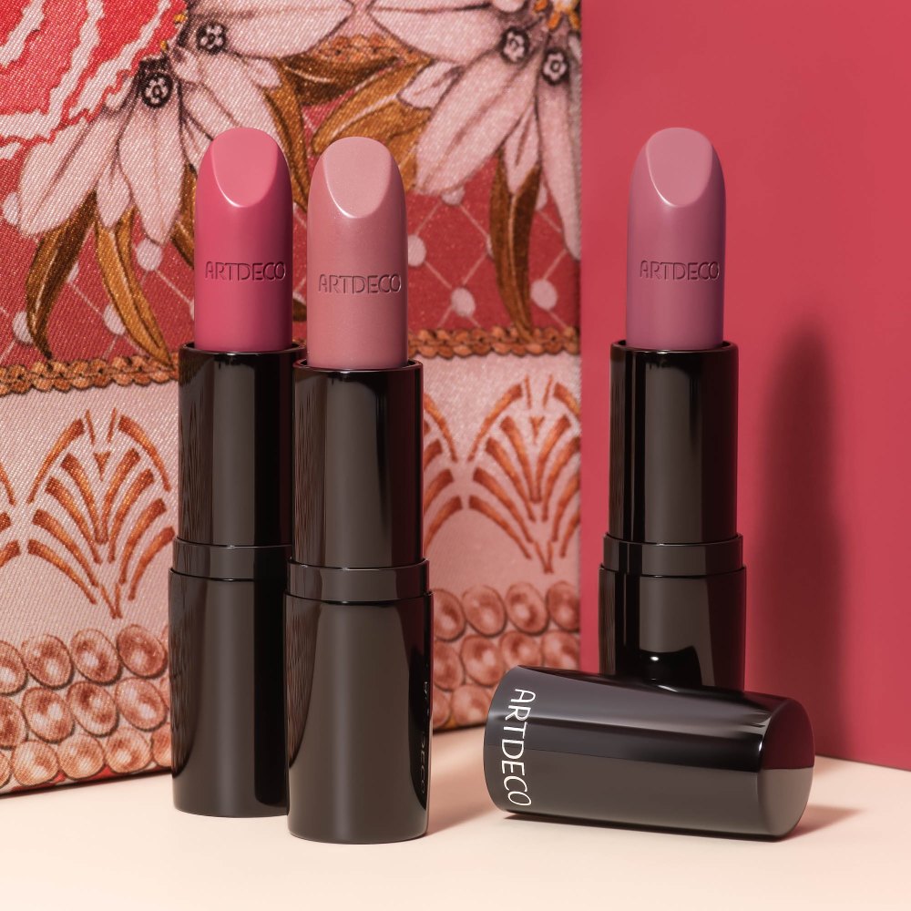 Помада для губ увлажняющая Perfect Color Lipstick Spring 2022 