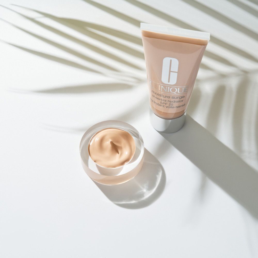 Тональный крем с эффектом увлажнения Moisture Surge Tinted