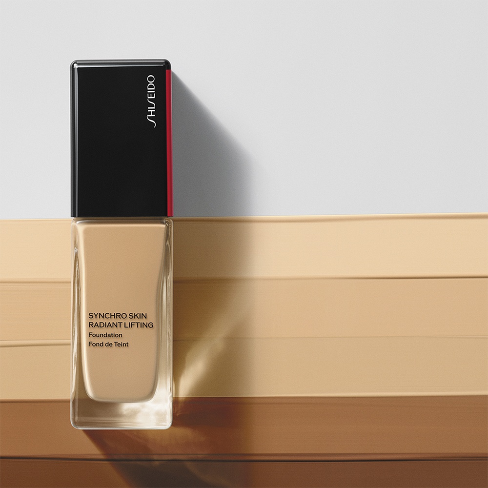 Тональное средство с эффектом сияния и лифтинга Synchro Skin SPF 30