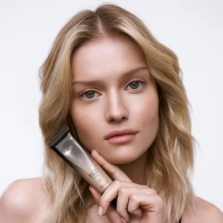 Тональный тинт для кожи с эффектом сияния Healthy Strobe Skin Tint