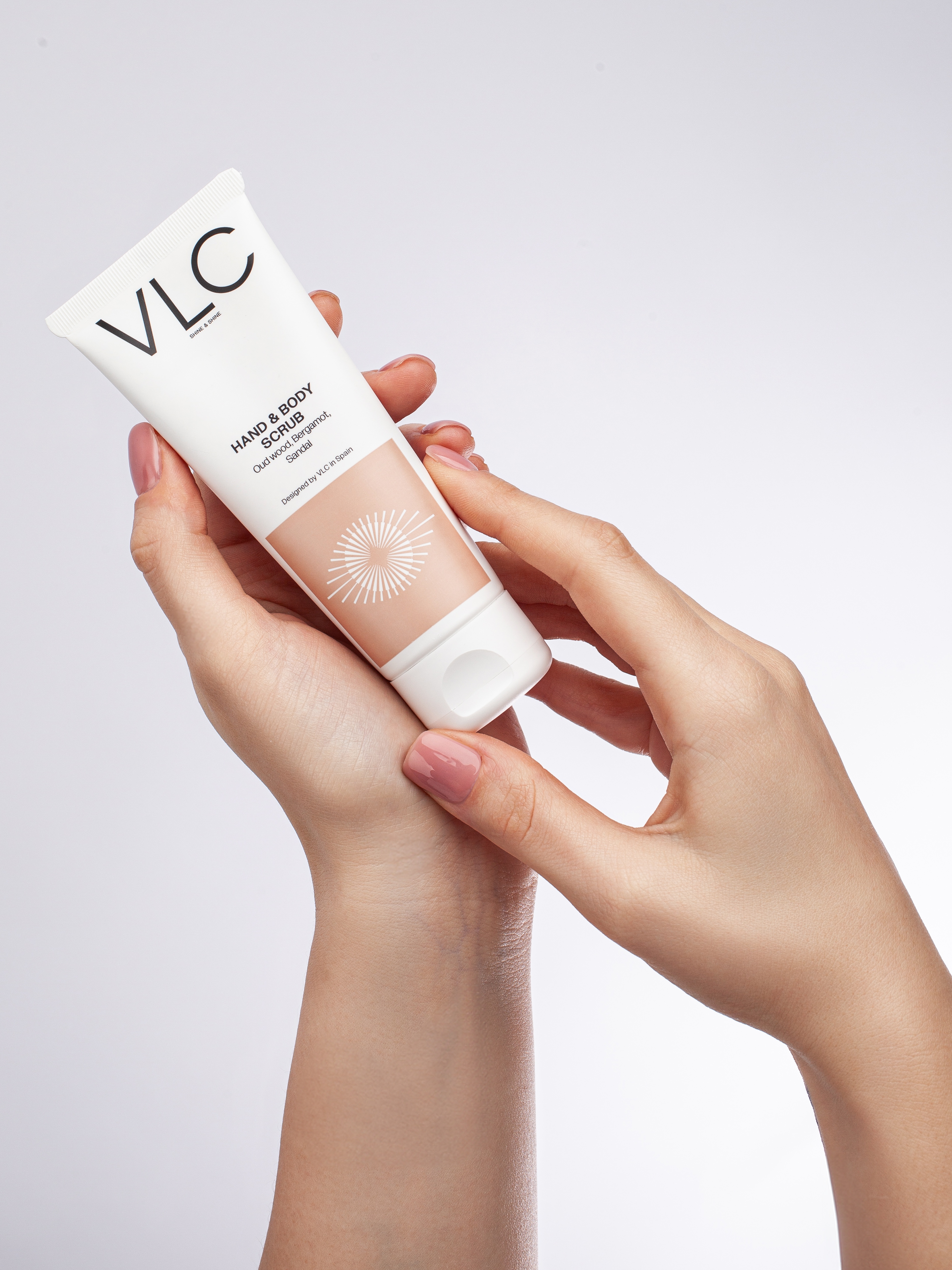 Крем-скраб питательный для рук и тела Oud wood, Bergamot, Sandal купить в VISAGEHALL