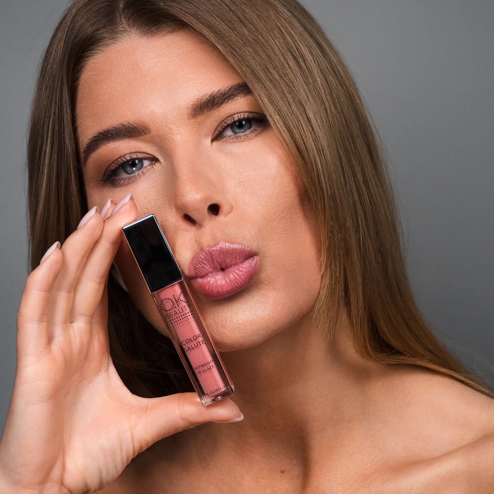 Блеск для губ легкий сияющий Color Salute Light Weight Lip Glaze