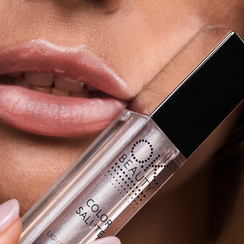 Блеск для губ легкий сияющий Color Salute Light Weight Lip Glaze