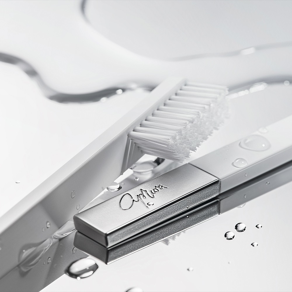 Зубная щетка средней жесткости Slim White and Silver купить в VISAGEHALL