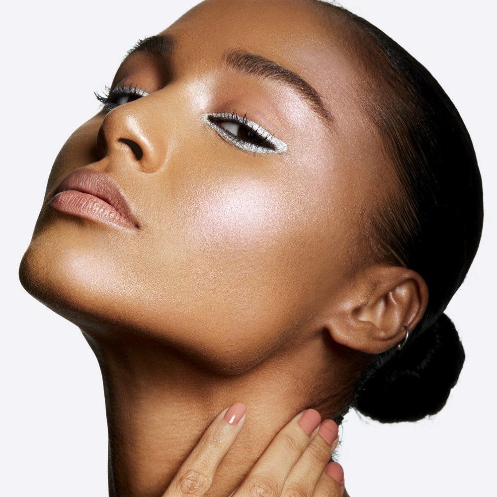Пудра для лица компактная Extra Dimension Skinfinish