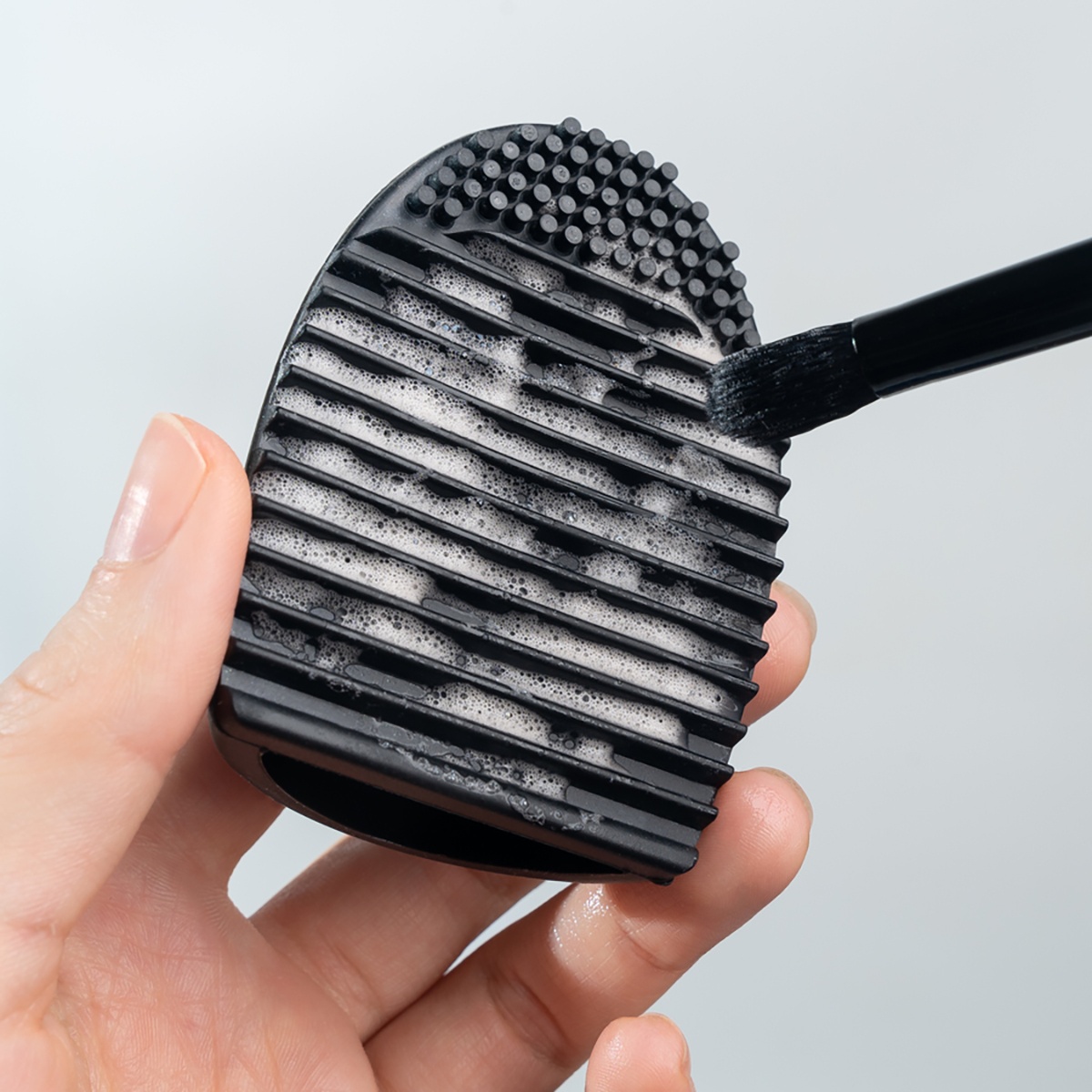 Аксессуар для мытья кистей Brush egg купить в VISAGEHALL