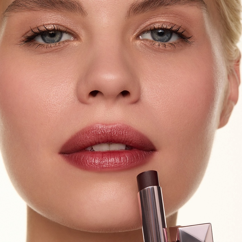 Помада-бальзам Lipstick Beyond Care Sheer