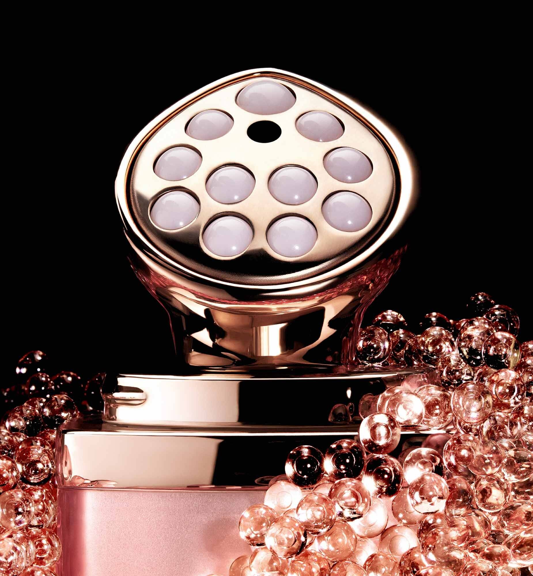 Сыворотка для кожи вокруг глаз Dior Prestige Le Micro-Serum De Rose Yeux купить в VISAGEHALL