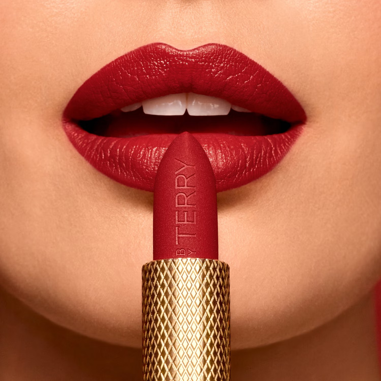 Губная помада увлажняющая с бархатно-матовым эффектом Rouge Opulent