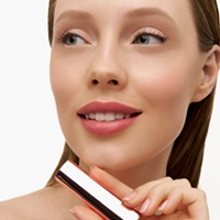 Помада-бальзам оттеночная Wet Kiss Lipstick-Balm