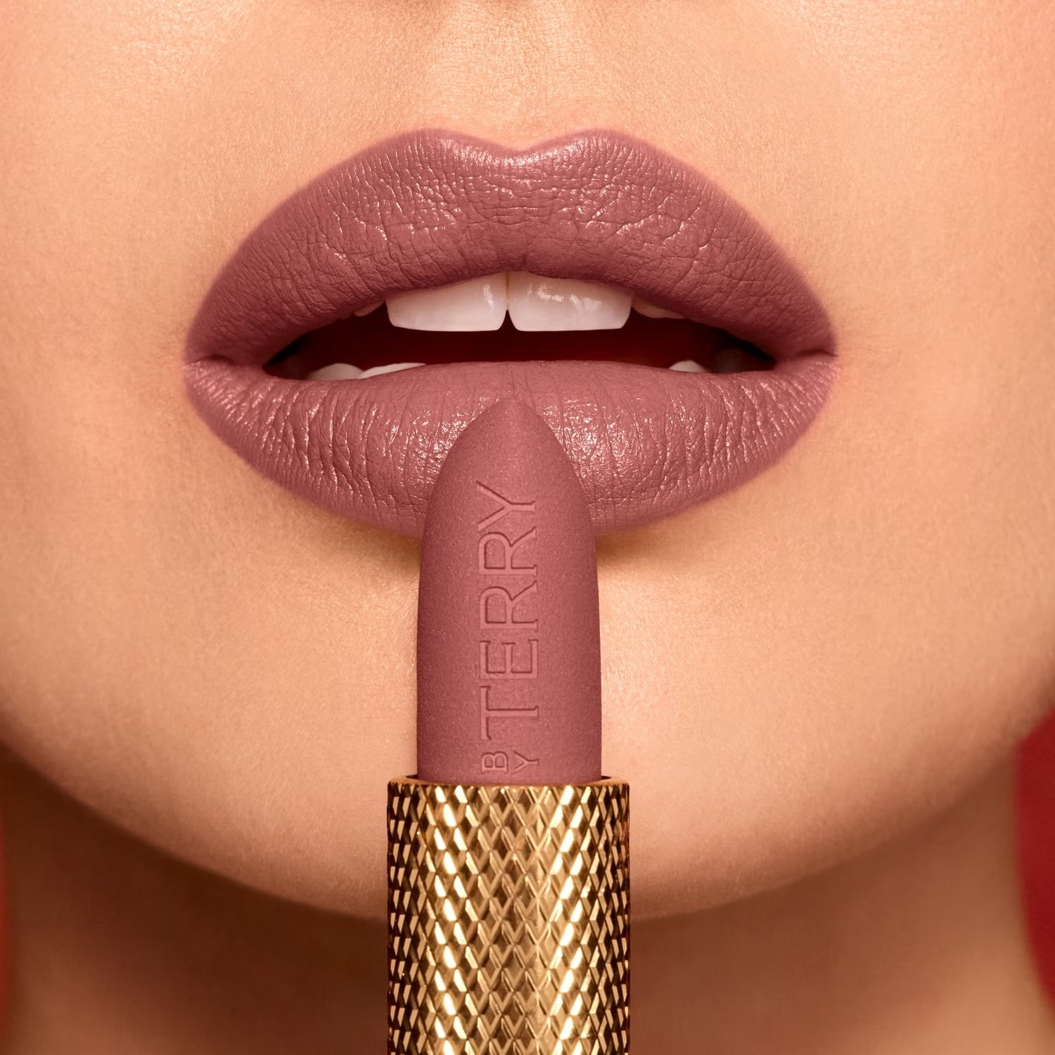 Губная помада увлажняющая с бархатно-матовым эффектом Rouge Opulent