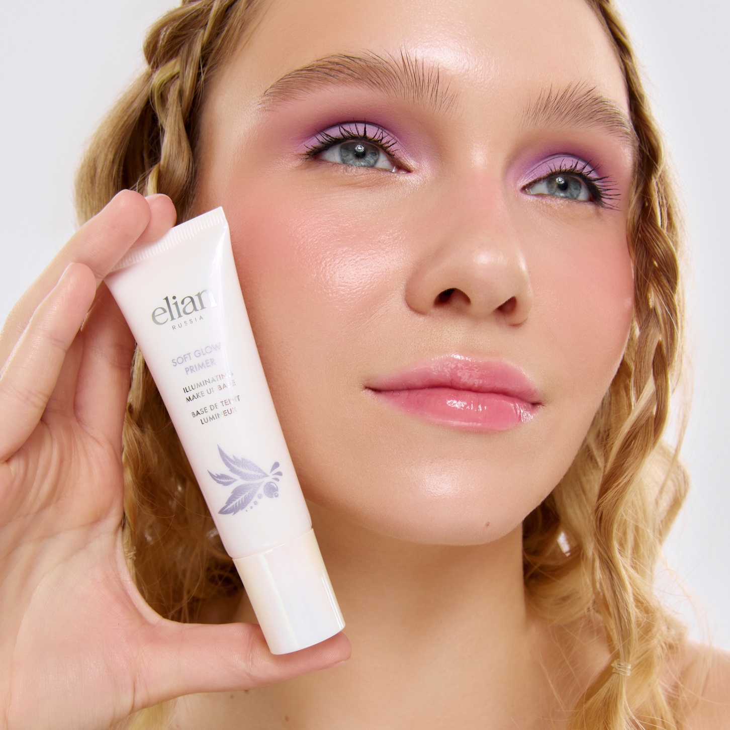 Основа под макияж сияющая Soft Glow Primer