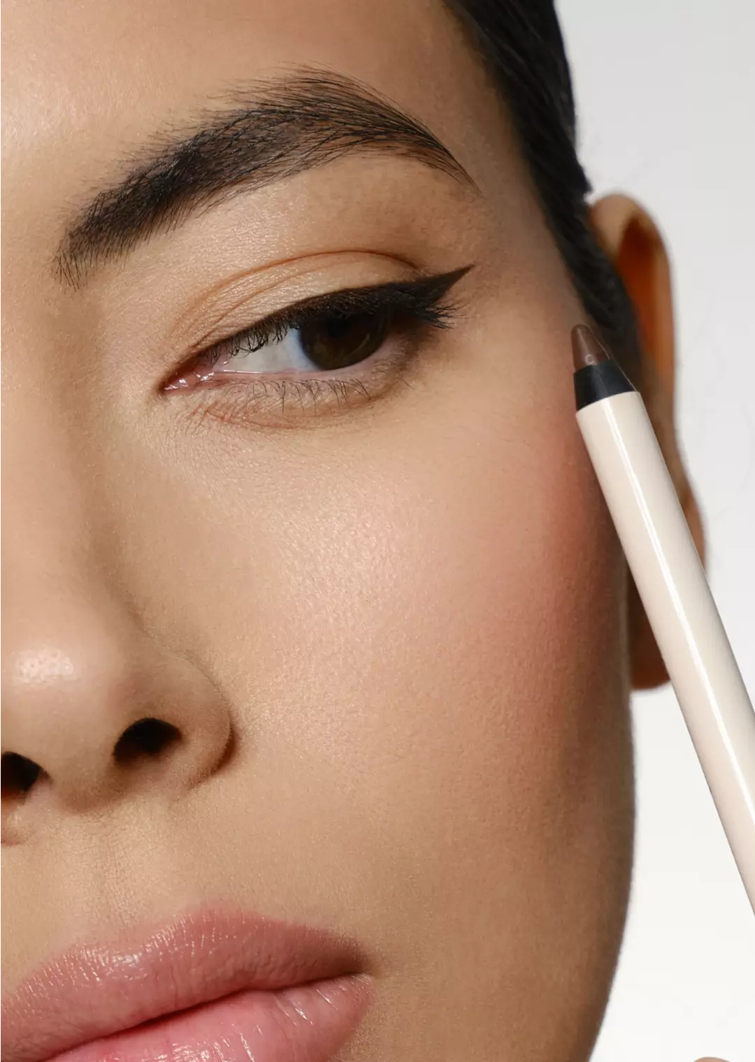 Кайал для глаз со спонжем для растушевки Kajal Liner
