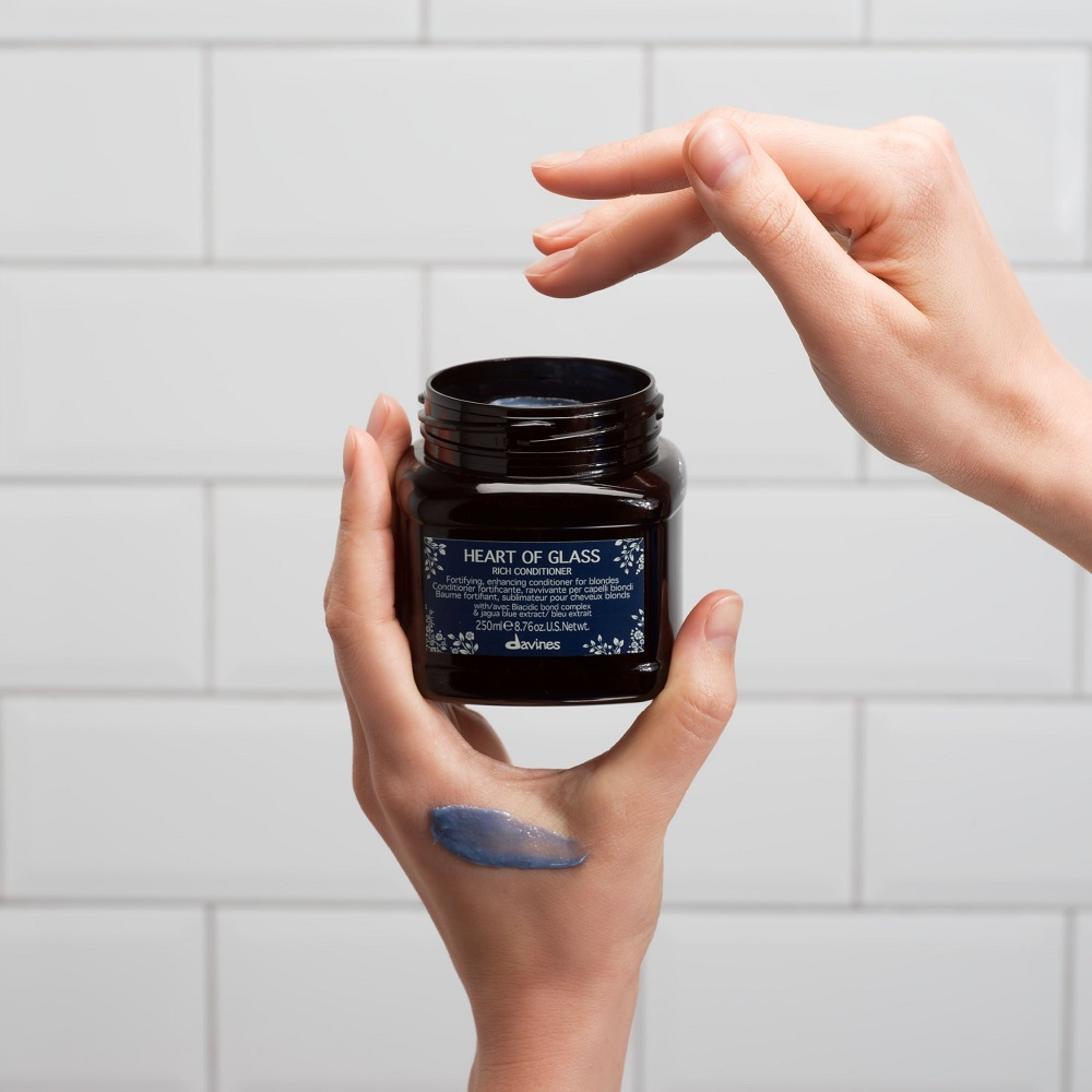 Кондиционер питательный для защиты и сияния волос блонд Heart Of Glass купить в VISAGEHALL