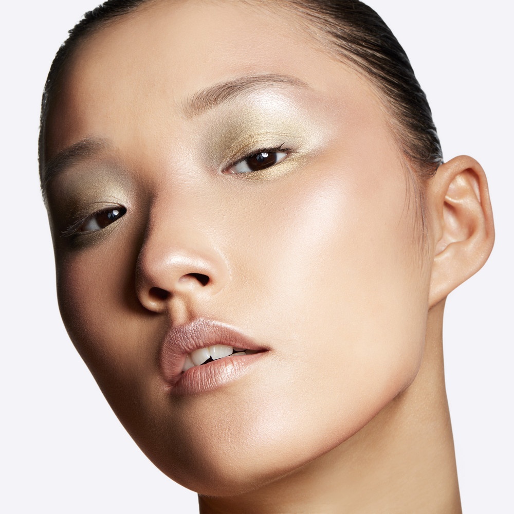 Пудра для лица компактная Extra Dimension Skinfinish