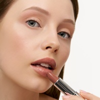 Помада-бальзам оттеночная Wet Kiss Lipstick-Balm