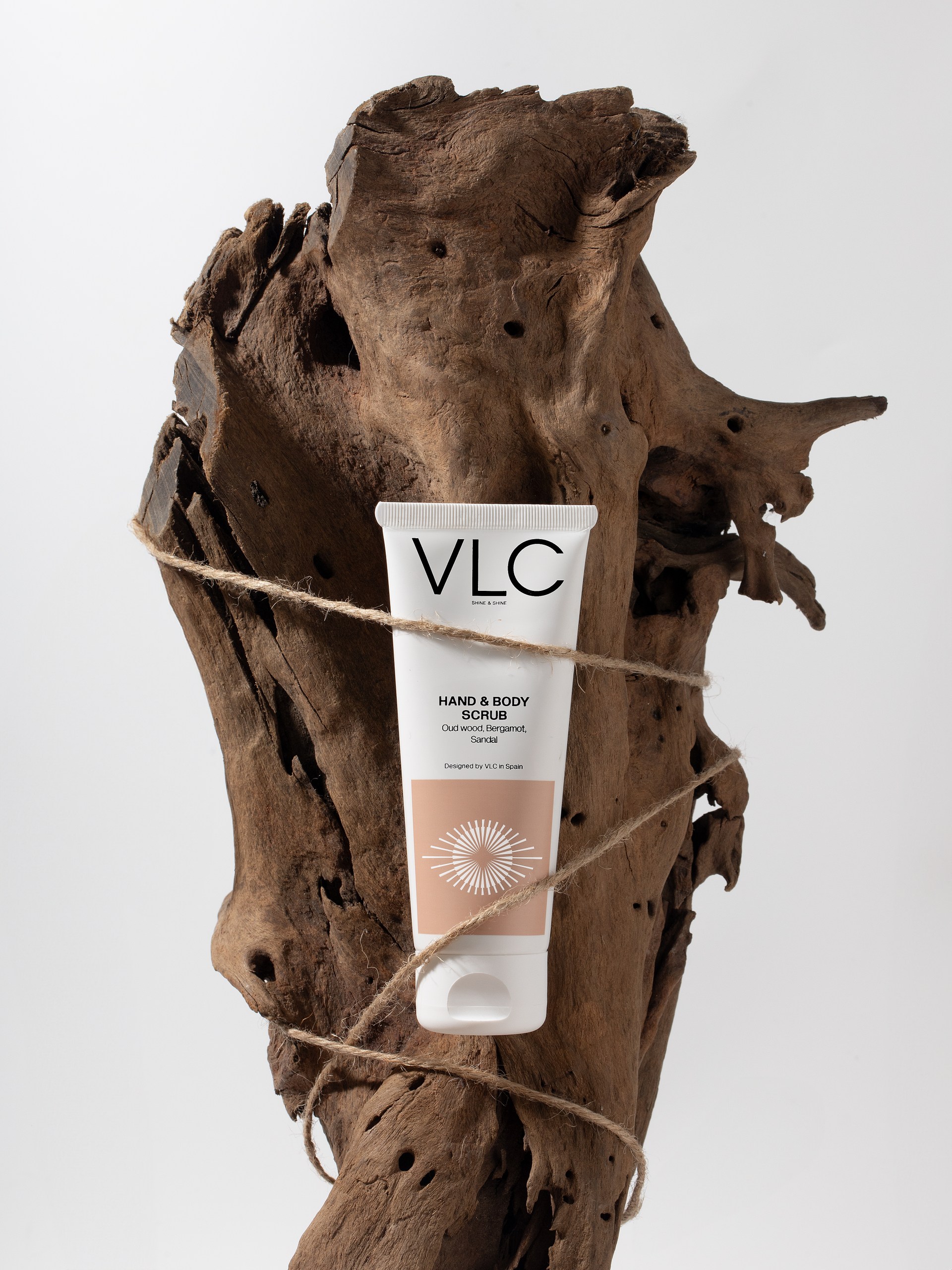 Крем-скраб питательный для рук и тела Oud wood, Bergamot, Sandal купить в VISAGEHALL