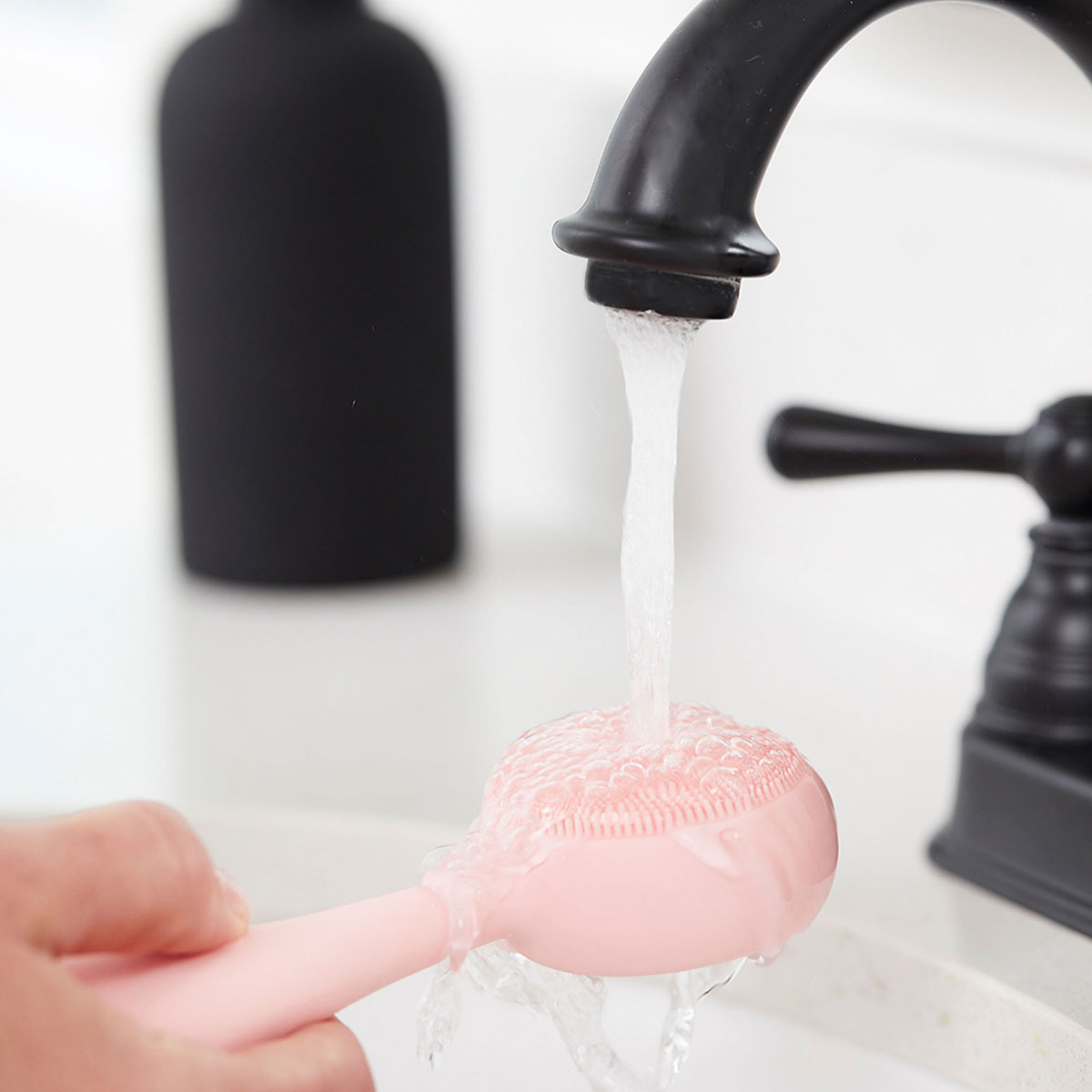 Щёточка для очищения силиконовая Clean Pro Blush with Rose Qua купить в VISAGEHALL