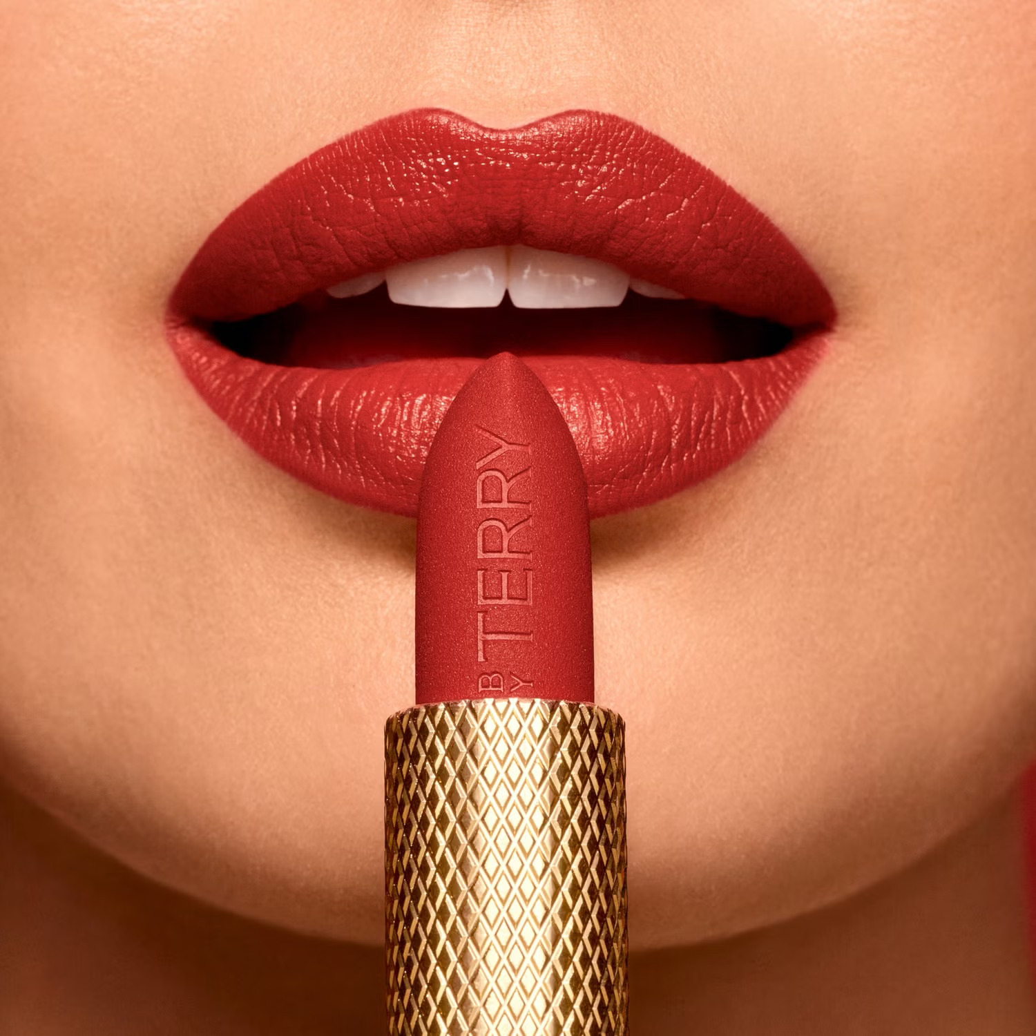 Губная помада увлажняющая с бархатно-матовым эффектом Rouge Opulent