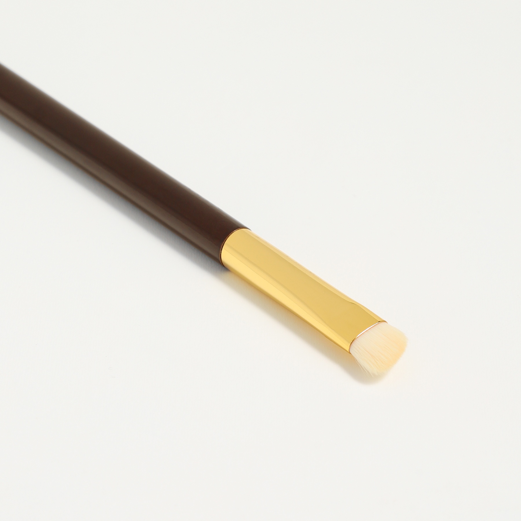 Кисть для теней контурная Eye Contour Brush 12 купить в VISAGEHALL