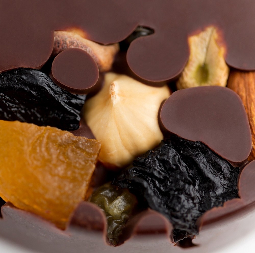 Медальон 66% Dark chocolate Dominican: миндаль, фундук, фисташка, курага, чернослив, изюм купить в VISAGEHALL