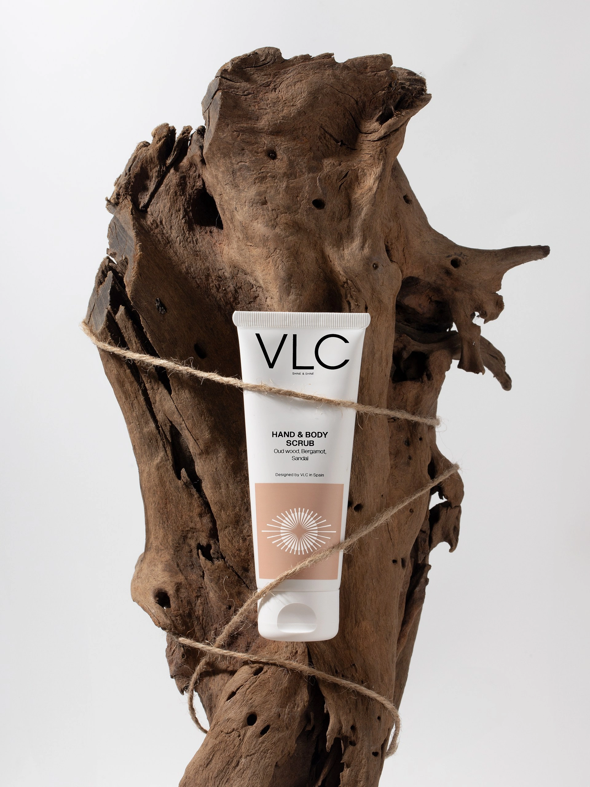 Крем-скраб питательный для рук и тела Oud wood, Bergamot, Sandal купить в VISAGEHALL